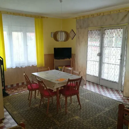 Semesterbostad Rakoczi Utcai Nyaralo *